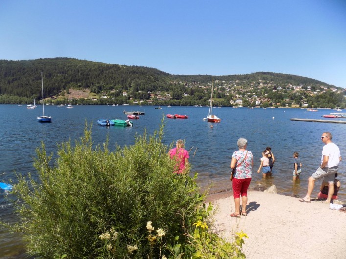 Location de vacances - Chalet à Gérardmer - Une vue du lac de Gérardmer avec ses plaisirs nautiques
