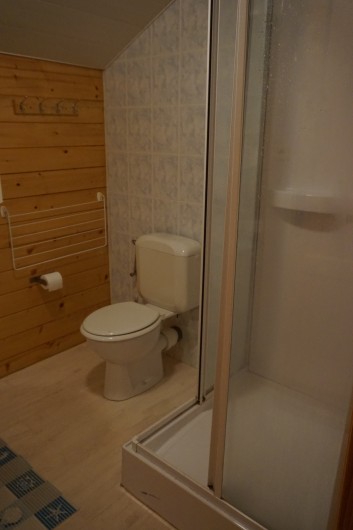 Location de vacances - Chalet à Gérardmer - La salle de bains de l'étage