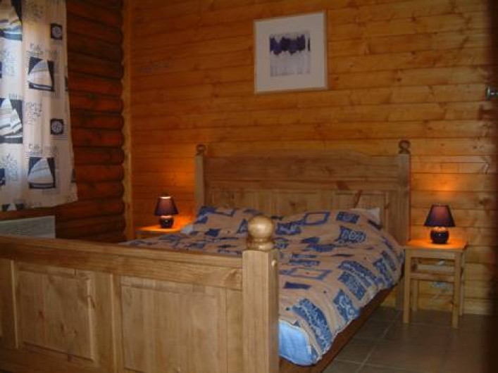 Location de vacances - Chalet à Gérardmer - La chambre à coucher du rez avec un lit parapluie en plus