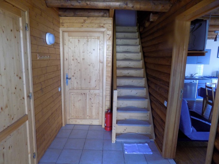 Location de vacances - Chalet à Gérardmer - L'entrée avec l'escalier, à gauche, la salle de bains et devant la chambre rez