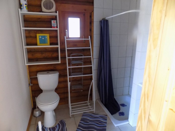 Location de vacances - Chalet à Gérardmer - La salle de bains avec douche lavabo et WC