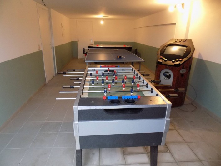 Location de vacances - Chalet à Gérardmer - La salle de jeux avec baby-foot, air-jockey, silver-ball et table de ping pong