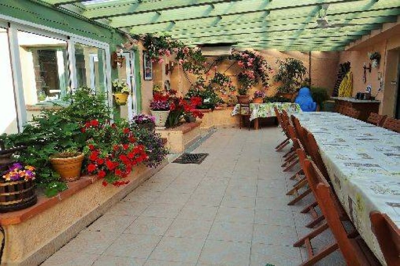 Location de vacances - Chambre d'hôtes à Ortaffa - Terrasse ou est servi la table d'hôtes et le petit déjeuner à la belle saison