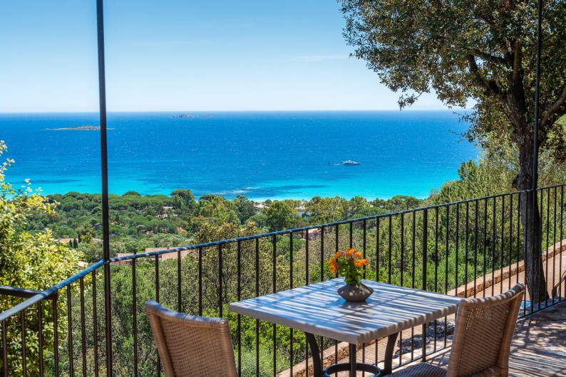 Location de vacances - Maison - Villa à Porto-Vecchio - Chaque mini-villa possède une terrasse avec vue mer sur Palombaggia