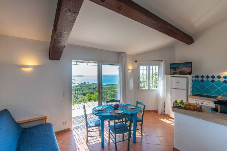 Location de vacances - Maison - Villa à Porto-Vecchio - Mini-villa (1 à 4 pers) Coin cuisine et salle à manger avec vue mer