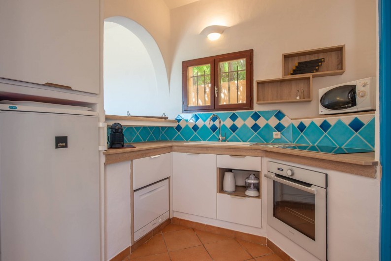 Location de vacances - Maison - Villa à Porto-Vecchio - Cuisine équipée avec four, micro-ondes, frigo, lave-vaisselle et lave-linge