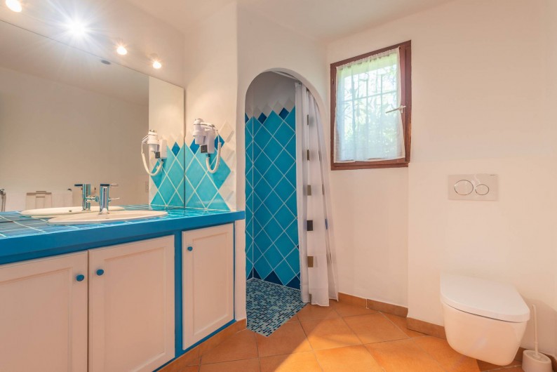 Location de vacances - Maison - Villa à Porto-Vecchio - Mini-villa (1 à 4 pers) Salle de bain avec douche, lavabo et toilette