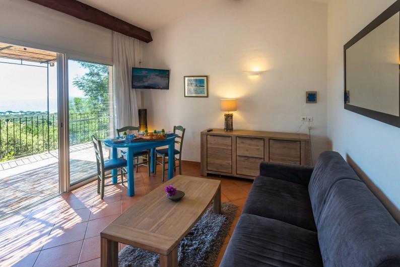 Location de vacances - Maison - Villa à Porto-Vecchio - Mini-villa (1 à 4 pers) Salon et salle à manger avec vue mer