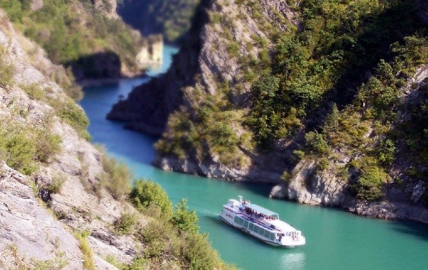 Location de vacances - Villa à Pierre-Châtel - visite en  bateau du lac de Monteynard avec la Mira