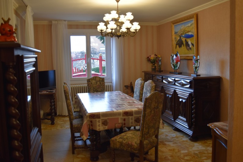 Location de vacances - Villa à Pierre-Châtel - Salle à manger avec vue sur le bassin.