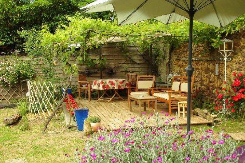 Location de vacances - Gîte à Le Trioulou - jardin entièrement clôturer avec terrasse couvert de 20 m2 plein sud