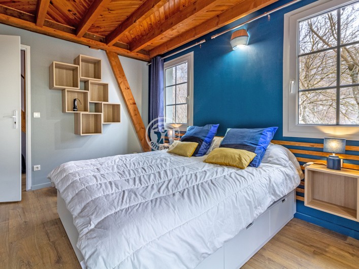 Location de vacances - Gîte à Sainte-Marie de Campan - le lit king size en 160 dans la chambre bleue