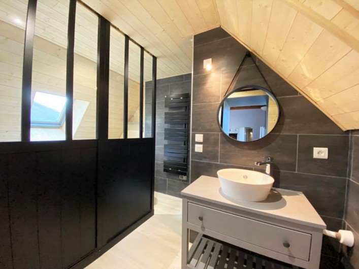 Location de vacances - Gîte à Sainte-Marie de Campan - la chambre atelier avec douche à l'italienne et vasque