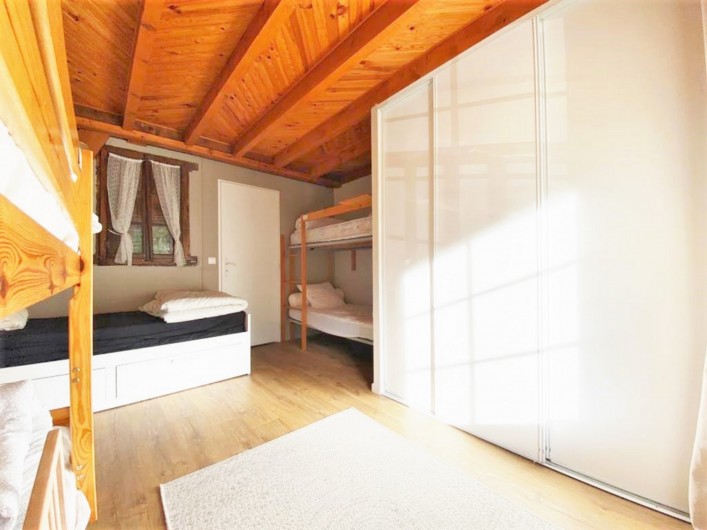 Location de vacances - Gîte à Sainte-Marie de Campan - la chambre beige, son grand placard 3 portes