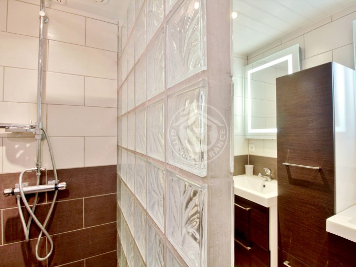 Location de vacances - Gîte à Sainte-Marie de Campan - la salle de bain du bas: la grande douche à l'italienne