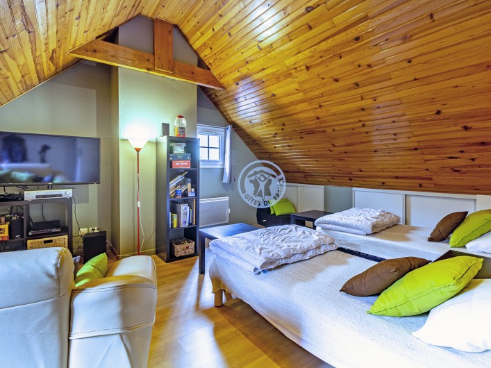 Location de vacances - Gîte à Sainte-Marie de Campan - la chambre chalet (2 x 90 assemblés ou séparés) pouvant être salon télé