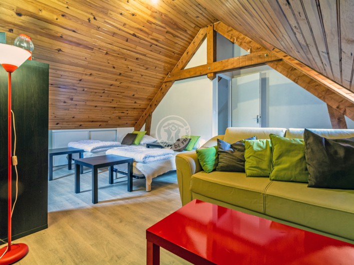 Location de vacances - Gîte à Sainte-Marie de Campan - le salon d'en haut pouvant faire chambre pour 2 (2 x 90 assemblés ou séparés)