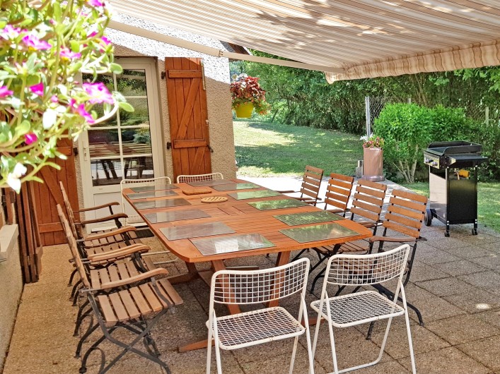 Location de vacances - Gîte à Sainte-Marie de Campan - la table en teck sur la terrasse pour 12 personnes
