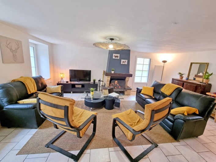 Location de vacances - Gîte à Sainte-Marie de Campan - la pièce à vivre, la cheminée