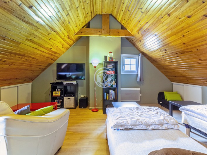 Location de vacances - Gîte à Sainte-Marie de Campan - la pièce du haut: côté salon et côté chambre