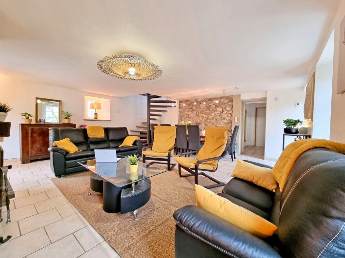 Location de vacances - Gîte à Sainte-Marie de Campan - la pièce à vivre, le salon