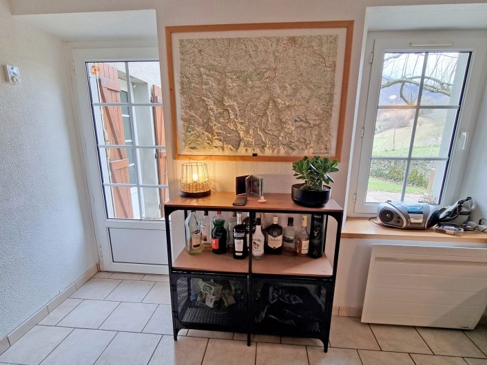 Location de vacances - Gîte à Sainte-Marie de Campan - le coin documentation, carte,... et apéro !