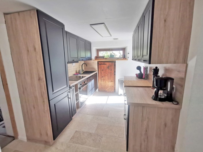 Location de vacances - Gîte à Sainte-Marie de Campan - la cuisine, accessible de la pièce à vivre et directement de la terrasse