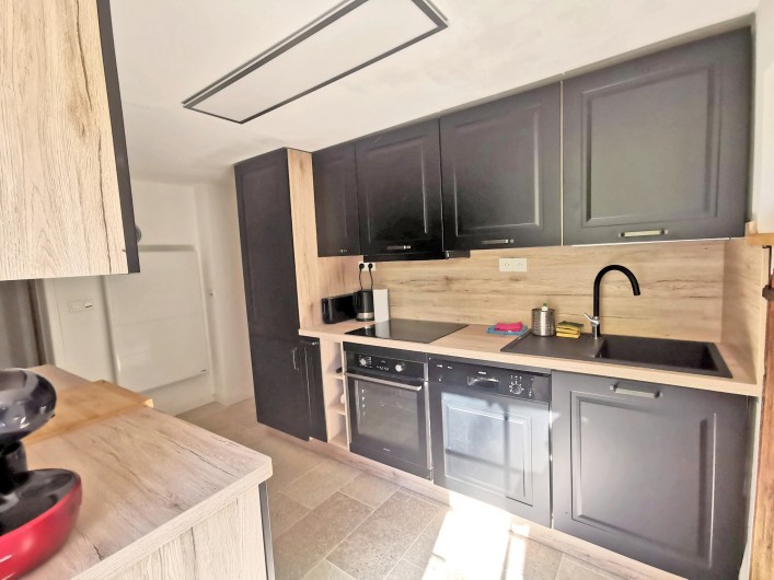 Location de vacances - Gîte à Sainte-Marie de Campan - la cuisine intégrée, complètement équipée