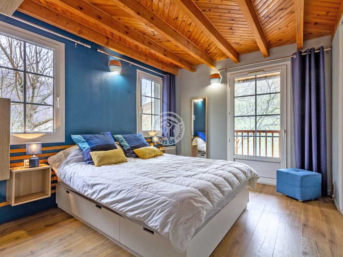 Location de vacances - Gîte à Sainte-Marie de Campan - la chambre bleue pouvant accueillir un lit parapluie pour jeune enfant (fourni)