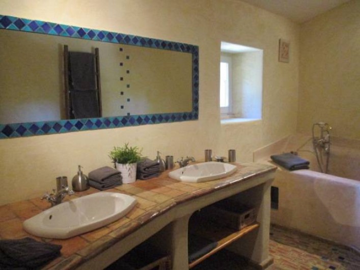 Location de vacances - Mas à Saint-Restitut - La salle de bain de l'étage