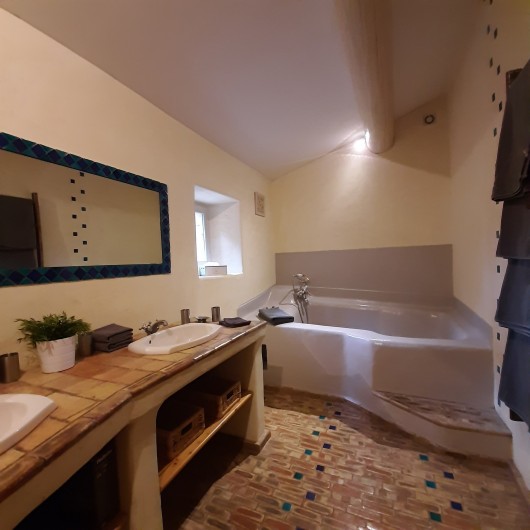 Location de vacances - Mas à Saint-Restitut - La salle de bains à l'étage