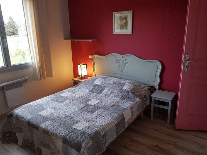 Location de vacances - Gîte à Rieux-en-Val - Chambre avec un lit double du gite grenache avec vue sur les vignes