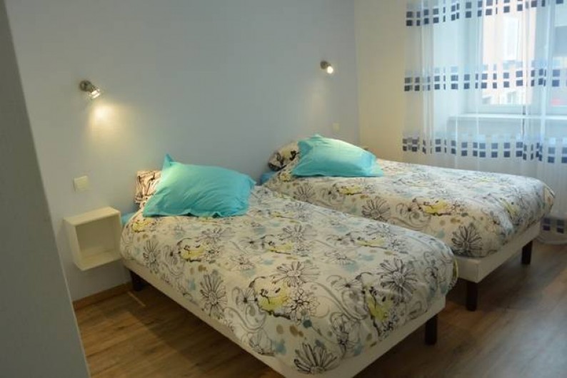 Location de vacances - Appartement à Kaysersberg - grande chambre avec 2 lits de 90 et placard