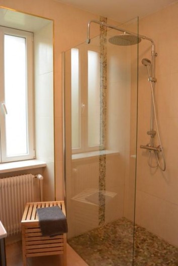Location de vacances - Appartement à Kaysersberg - salle d'eau avec douche à l'italienne vasque