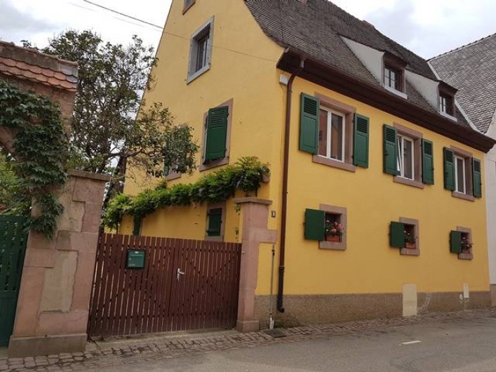 Location de vacances - Appartement à Kaysersberg - grande maison avec sa belle façade portail