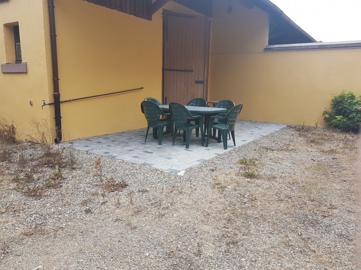 Location de vacances - Appartement à Kaysersberg - salon de jardin dans la cour privative