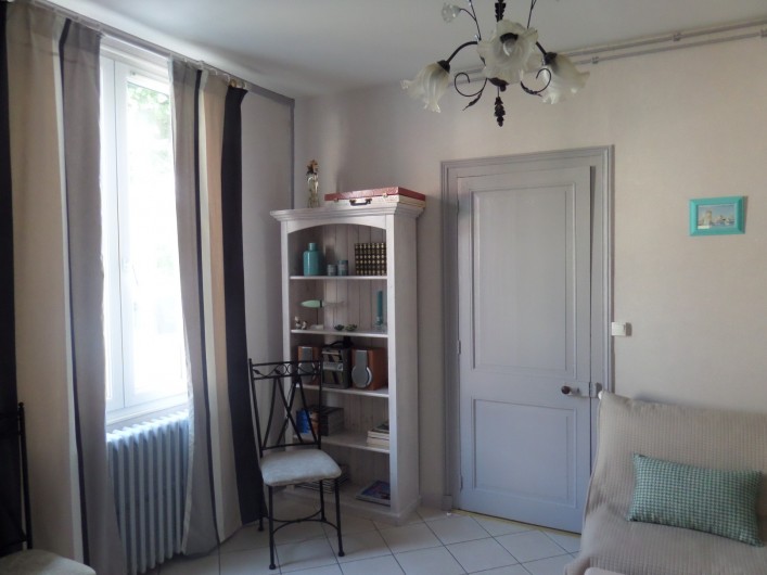 Location de vacances - Villa à Châtelaillon-Plage - Salon, bibliothèque, jeux de société, TV écran plat, DVD, chaîne Hifi