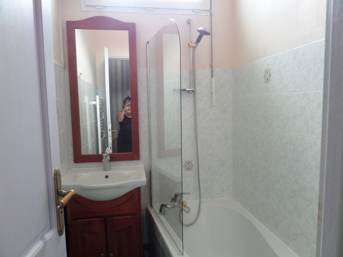 Location de vacances - Villa à Châtelaillon-Plage - Salle de bains à l'étage avec baignoire/douche et meuble vasque