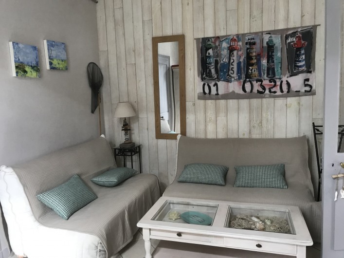 Location de vacances - Villa à Châtelaillon-Plage - Salon donnant sur séjour avec 2 canapés-lits, TV écran plat...