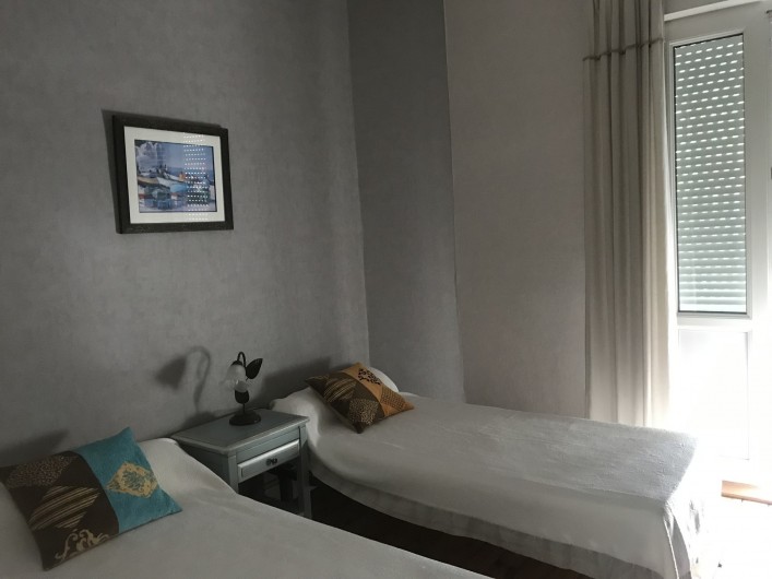 Location de vacances - Villa à Châtelaillon-Plage - chambre à étage, 2 lits de 0,9m assemblables en 1 lit de 1,8m, armoire...