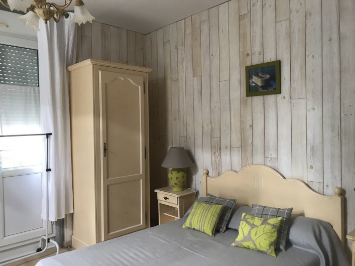 Location de vacances - Villa à Châtelaillon-Plage - Chambre RdC accès direct sur rue, lit de 1,4m, armoire, écritoire...