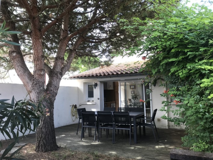 Location de vacances - Villa à Châtelaillon-Plage - Jardin clos sans vis-à-vis plein sud, terrasse, salon de jardin, barbecue