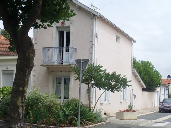 Location de vacances - Villa à Châtelaillon-Plage - Villa années 1930 plein centre à 300m de la plage - 100m du marché quotidien