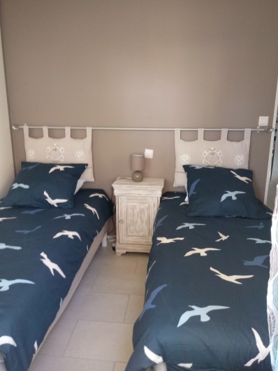 Location de vacances - Gîte à Chaillevette - chambre (2) les lits de 90 jumelable pur faire un lit de 180