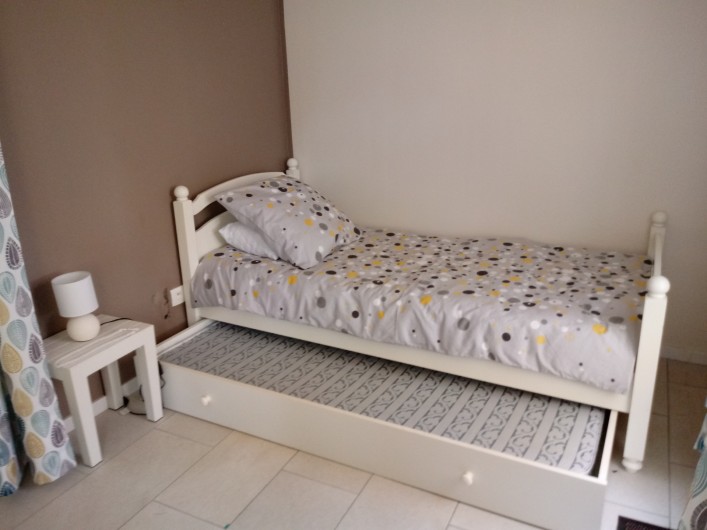 Location de vacances - Gîte à Chaillevette - le 2 eme lit de la grande chambre (2) qui est séparé par un rideau