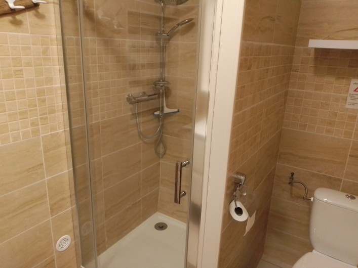 Location de vacances - Gîte à Chaillevette - la salle de bain ( la douche )