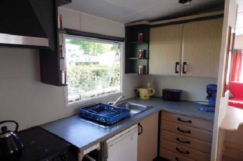 Location de vacances - Camping à La Palmyre - Coin cuisine avec tous les aménagements et équipements d'une maison
