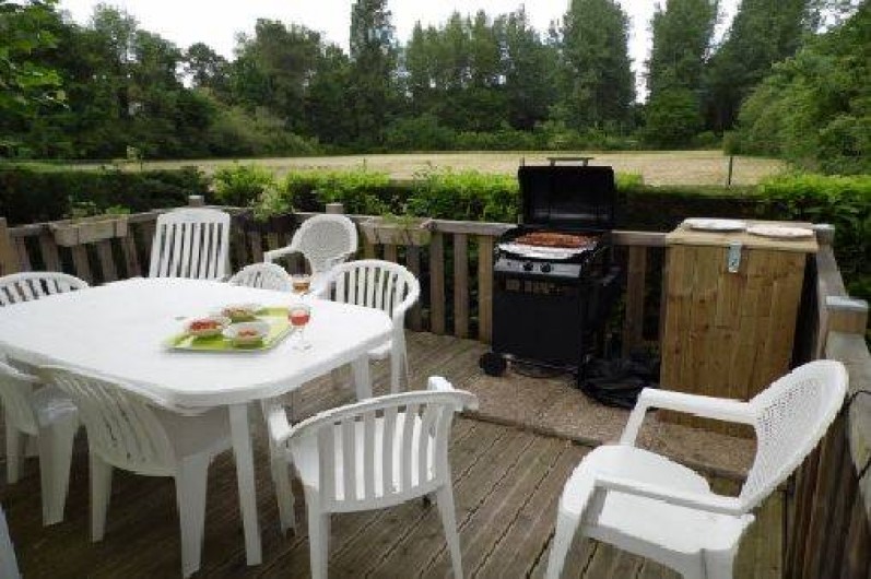 Location de vacances - Camping à La Palmyre - Terrasse conviviale, à l'abris des regards et face à une clairière