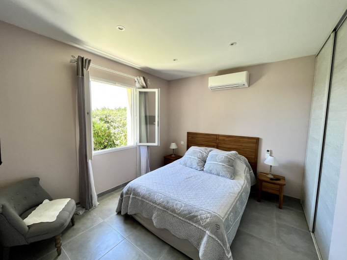 Location de vacances - Villa à Pernes-les-Fontaines - Chambre 2 avec télévision et placard de rangement