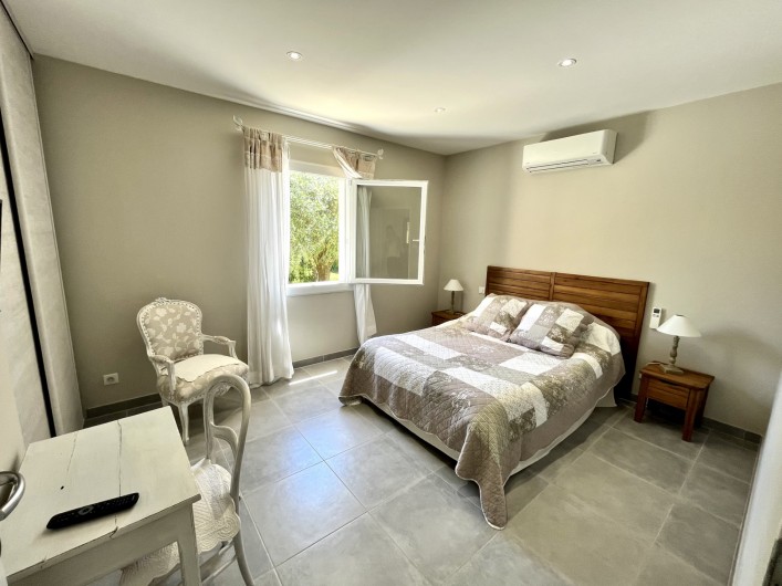 Location de vacances - Villa à Pernes-les-Fontaines - Chambre 1 avec télévision et placard de rangement